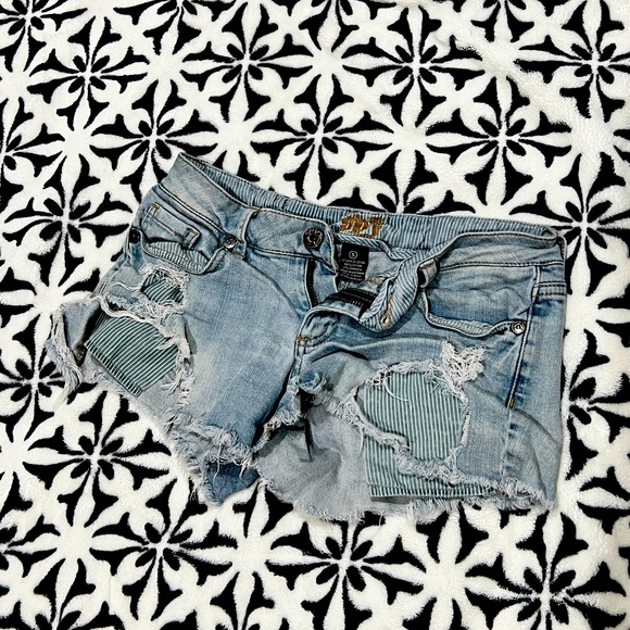 Shorts - Picture 1 of 2